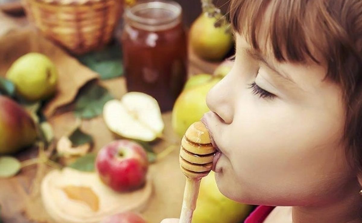 درمان سرفه با عسل طبیعی برای کودکان 